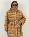 Pelliccia in visone miele N132 - cappotto in visone, taglio orizzontale con collo pistagna