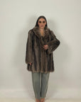 Pelliccia marmotta N39 con collo sciallato e chiusura con fiocchi in pelle