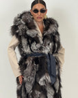 Pelliccia in volpe argentata N62 - gilet in volpe bicolore con inserti e cintura in pelle