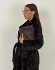 Pelliccia in visone marrone N79 - cappotto in visone con cintura in vita e collo a pistagna - taglio orizzontale