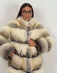 Pelliccia n102 - la volpe Fawn Light presenta un dorso scuro e un ventre molto chiaro. Il pelo è di media lunghezza e conferisce un aspetto leggero e sofisticato a qualsiasi tipo di creazione. Limited Edition- inserto raro