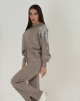 Tuta ZEYNEP - Completo blusa con dettagli particolari sulle braccia e pantalone