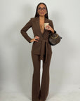 Tailleur RIGA - tailleur sartoriale giacca con cintura in vita e pantaloni a zampa