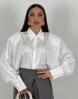 Camicia LORETTA just West tessuto lucido con spallina imbottita