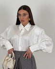 Camicia LORETTA just West tessuto lucido con spallina imbottita