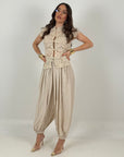 Tailleur INDONESIA - giacca in pizzo con chiusura con alamari e pantalone con elastico finale