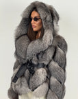 Pelliccia n104 - volpe Frost - presenta una sottile striscia grigia lungo il dorso, affiancata da sfumature laterali tono su tono - top quality - LIMITED EDITION