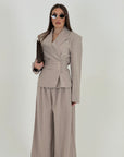 SALDO Tailleur HALA - tailleur con giacca taglio trasversale con fiocco per regolarne il punto vita e pantaloni palazzo