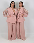 CURVY Tailleur PIPPI - Completo giacca con cintura e manica in pizzo e pantalone palazzo - Tailleur sartoriale