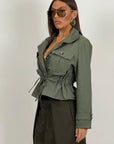 Giacca corta con coulisse in vita - modello trench corto