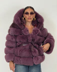 Pelliccia in volpe N65 malva - Giacca in volpe , taglio orizzontale con cappuccio e cintura in pelle