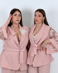 CURVY Tailleur PIPPI - Completo giacca con cintura e manica in pizzo e pantalone palazzo - Tailleur sartoriale