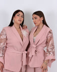 CURVY Tailleur PIPPI - Completo giacca con cintura e manica in pizzo e pantalone palazzo - Tailleur sartoriale