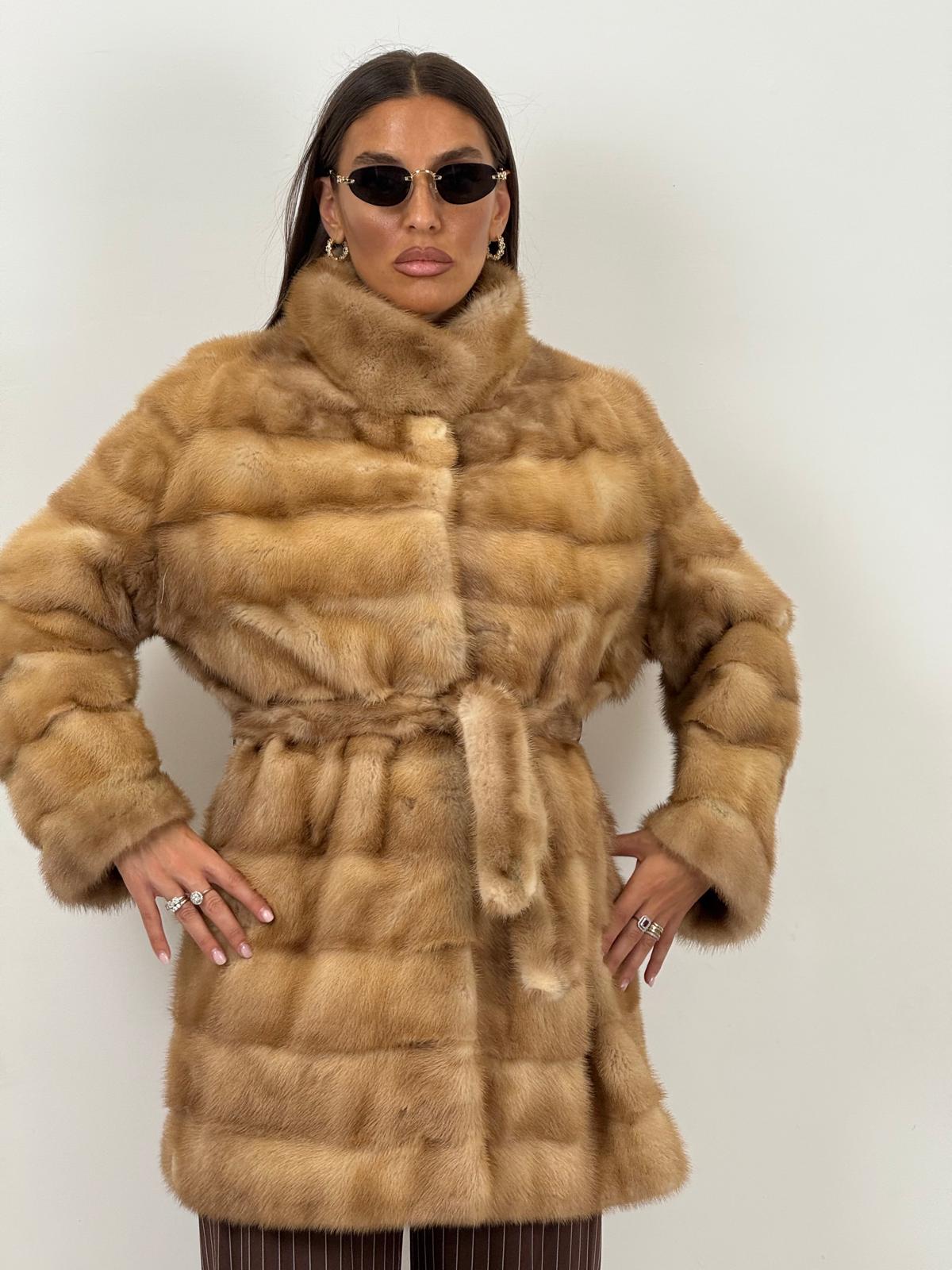 Pelliccia in visone miele N132 - cappotto in visone, taglio orizzontale con collo pistagna