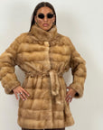 Pelliccia in visone miele N132 - cappotto in visone, taglio orizzontale con collo pistagna