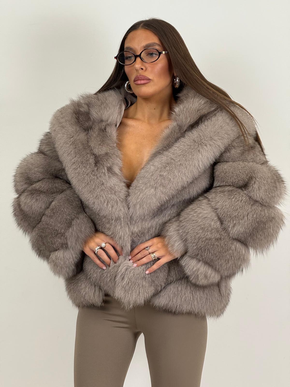 Pelliccia in volpe grigio N205 con collo sciallato e mega cappuccio taglio orizzontale nuova