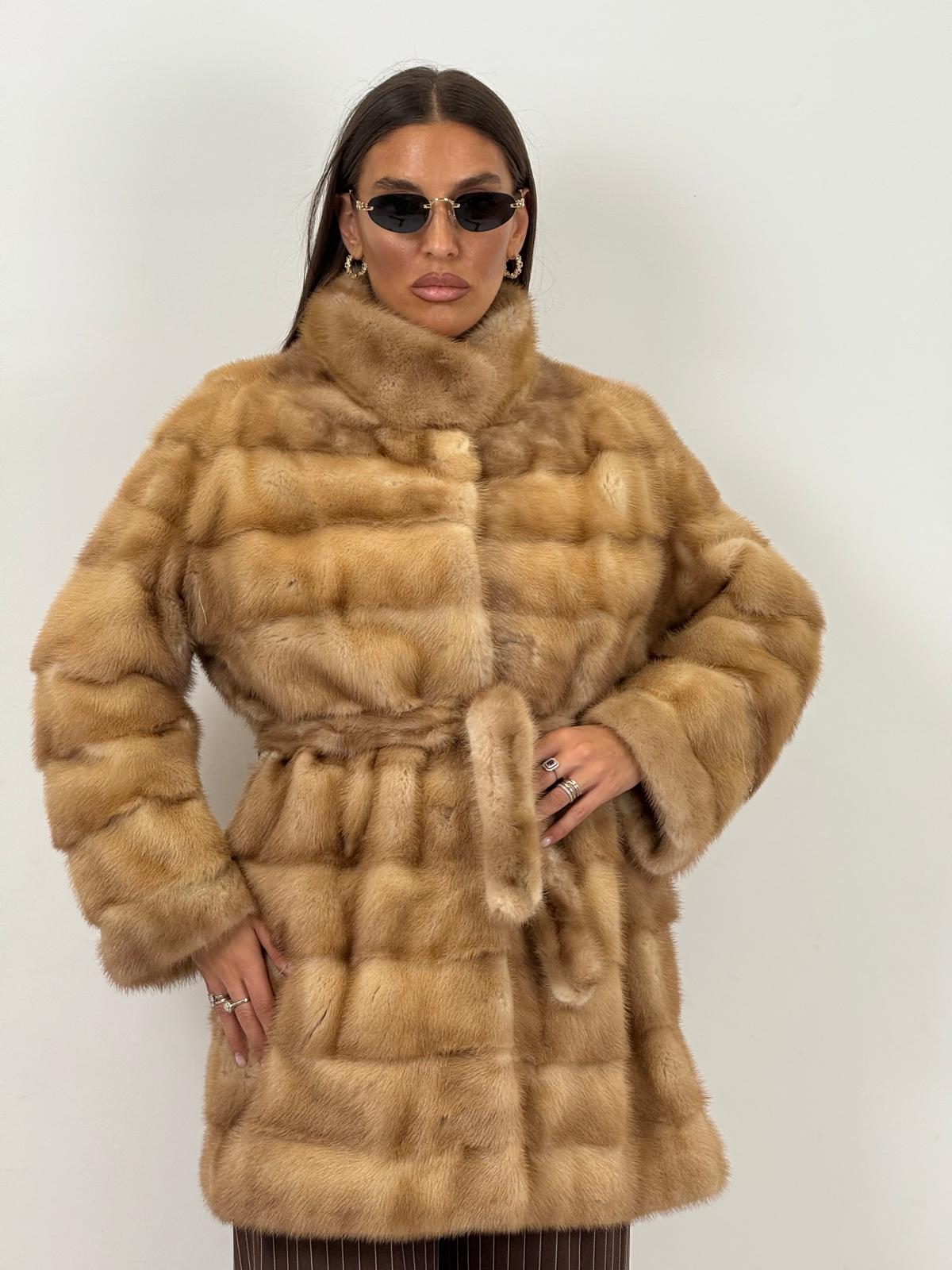 Pelliccia in visone miele N132 - cappotto in visone, taglio orizzontale con collo pistagna