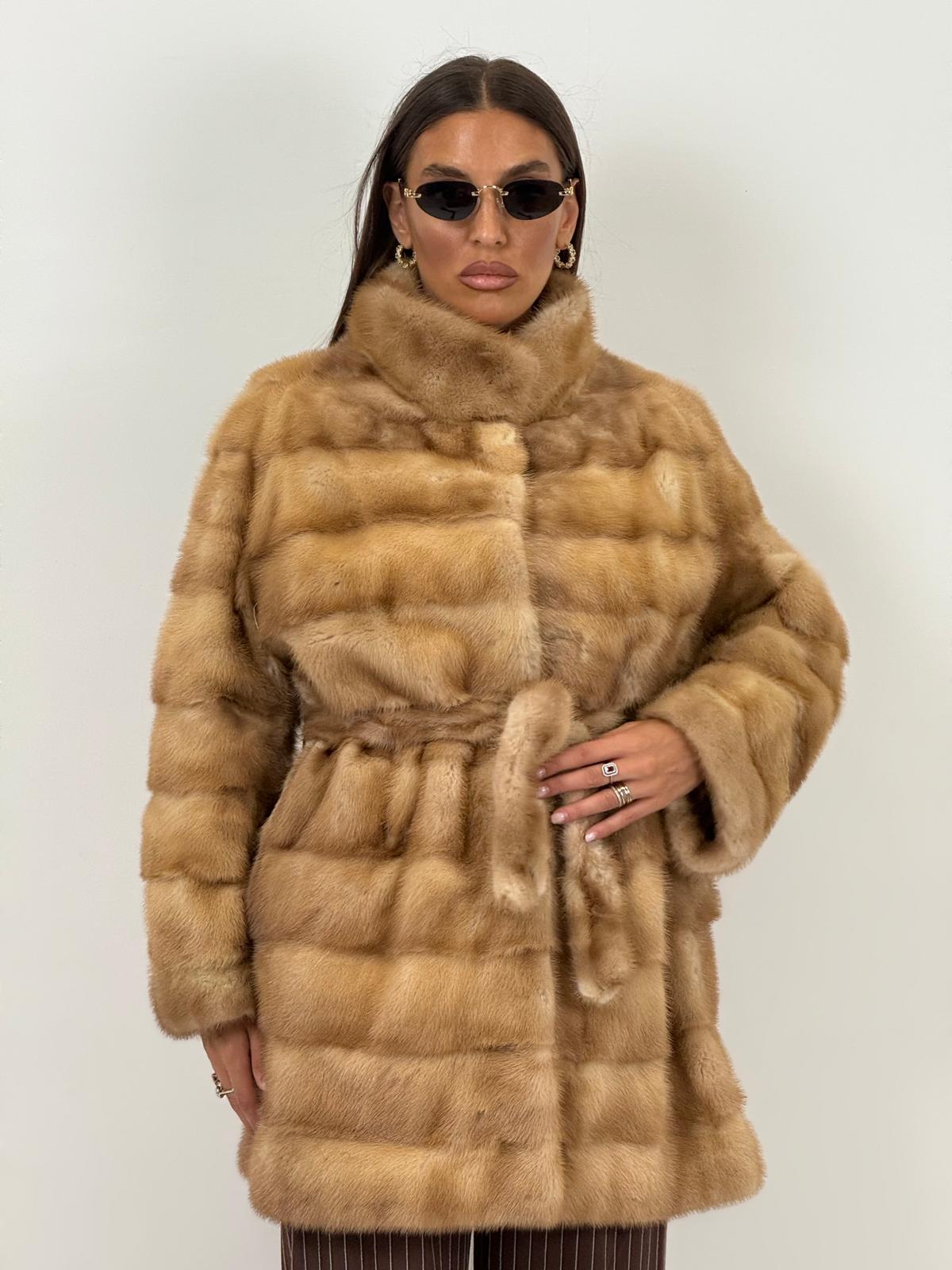 Pelliccia in visone miele N132 - cappotto in visone, taglio orizzontale con collo pistagna