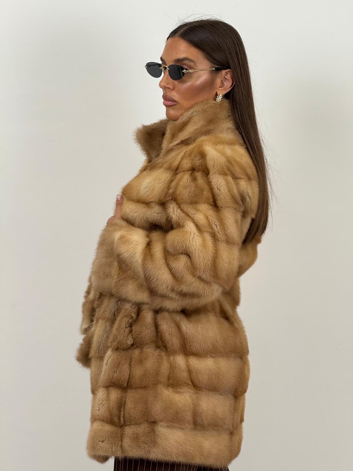 Pelliccia in visone miele N132 - cappotto in visone, taglio orizzontale con collo pistagna