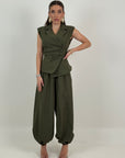 Tailleur armadillo- giacca con abbottonatura laterale e pantalone con elastico sul finale