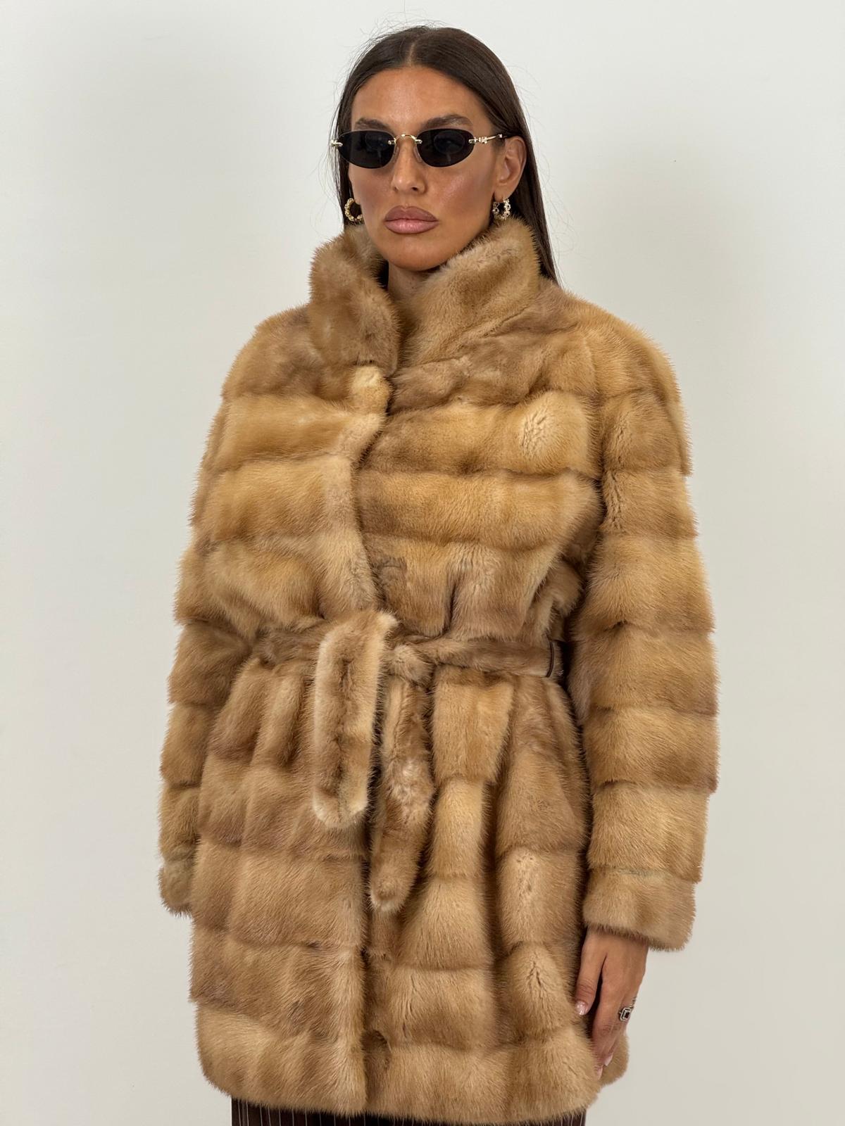 Pelliccia in visone miele N132 - cappotto in visone, taglio orizzontale con collo pistagna