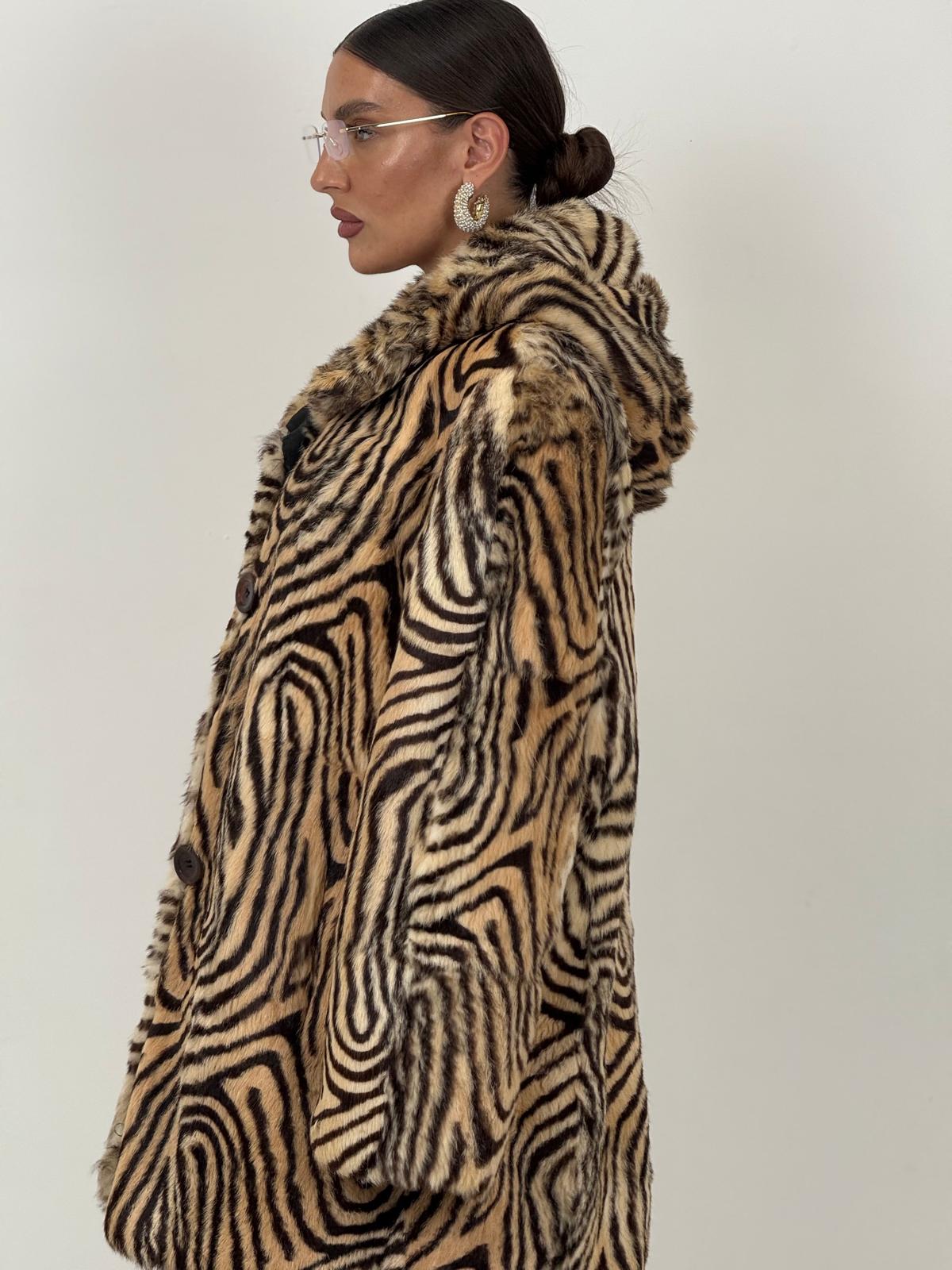 Pelliccia tigrata N54 - cappotto lungo in pelliccia con chiusura con bottoni in osso