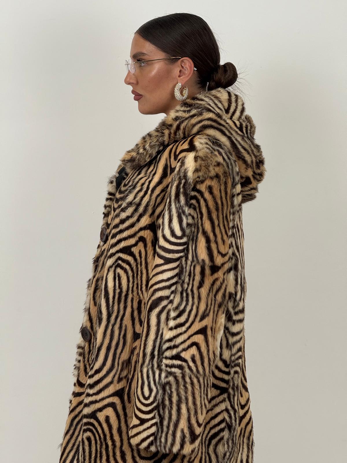 Pelliccia tigrata N54 - cappotto lungo in pelliccia con chiusura con bottoni in osso