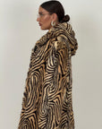 Pelliccia tigrata N54 - cappotto lungo in pelliccia con chiusura con bottoni in osso
