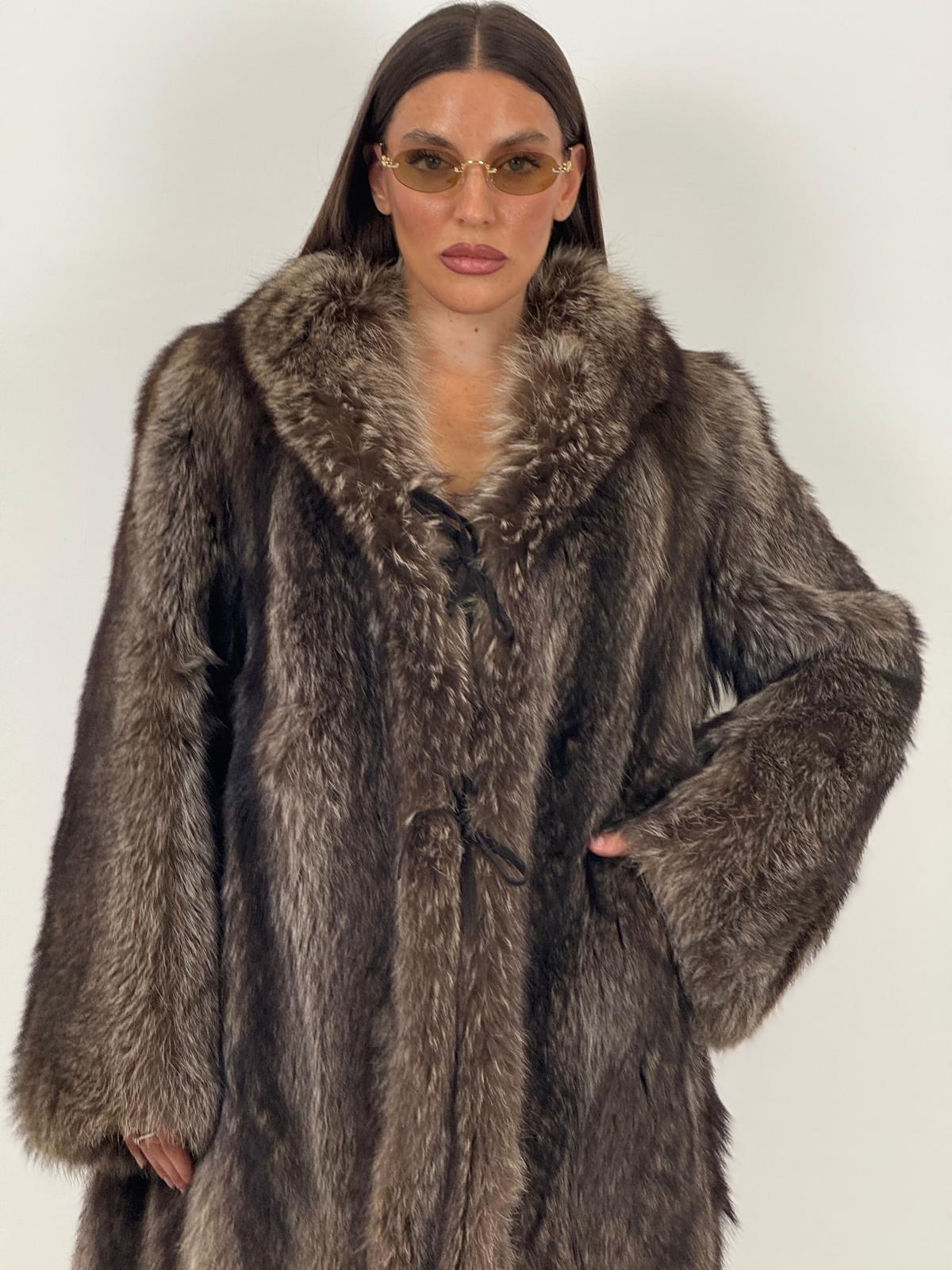 Pelliccia marmotta N39 con collo sciallato e chiusura con fiocchi in pelle