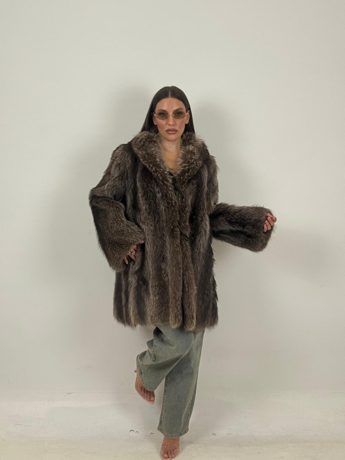 Pelliccia marmotta N39 con collo sciallato e chiusura con fiocchi in pelle