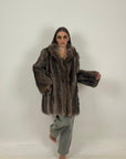 Pelliccia marmotta N39 con collo sciallato e chiusura con fiocchi in pelle