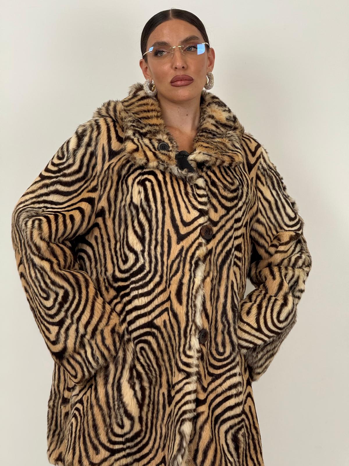 Pelliccia tigrata N54 - cappotto lungo in pelliccia con chiusura con bottoni in osso