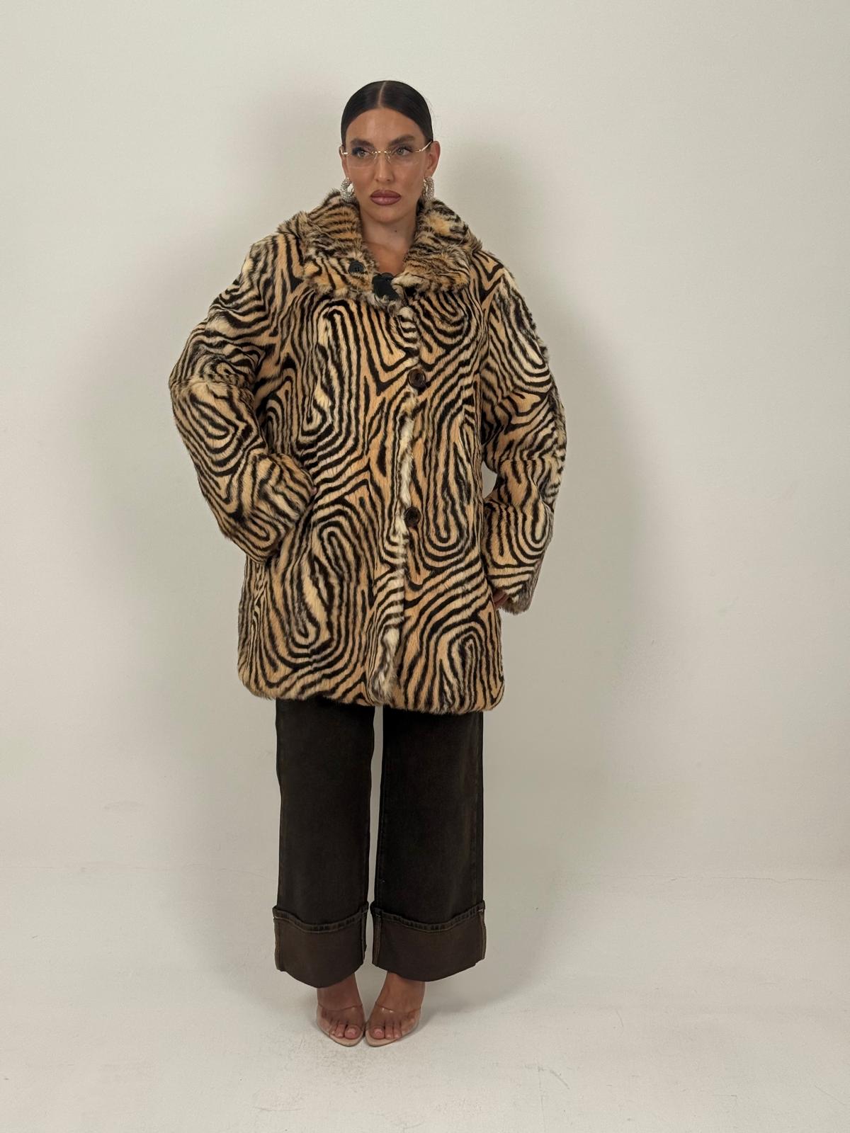 Pelliccia tigrata N54 - cappotto lungo in pelliccia con chiusura con bottoni in osso