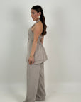 Tailleur yak - giacca lunga scollo all’americana con rouche finale e pantaloni palazzo