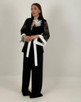 Tailleur PIPPI - Completo giacca con cintura e manica in pizzo e pantalone palazzo  - Tailleur sartoriale