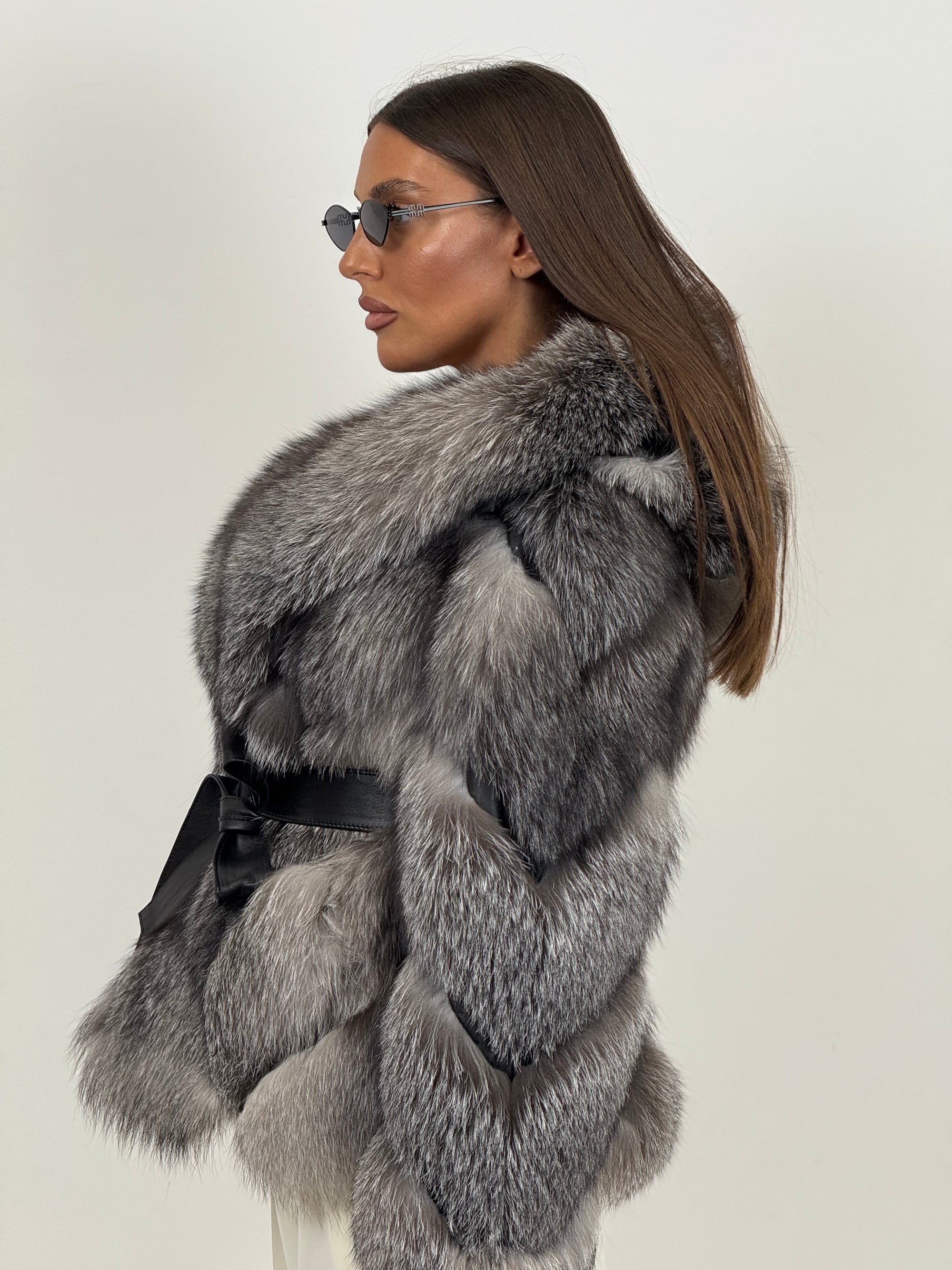 Pelliccia n104 - volpe Frost - presenta una sottile striscia grigia lungo il dorso, affiancata da sfumature laterali tono su tono - top quality - LIMITED EDITION