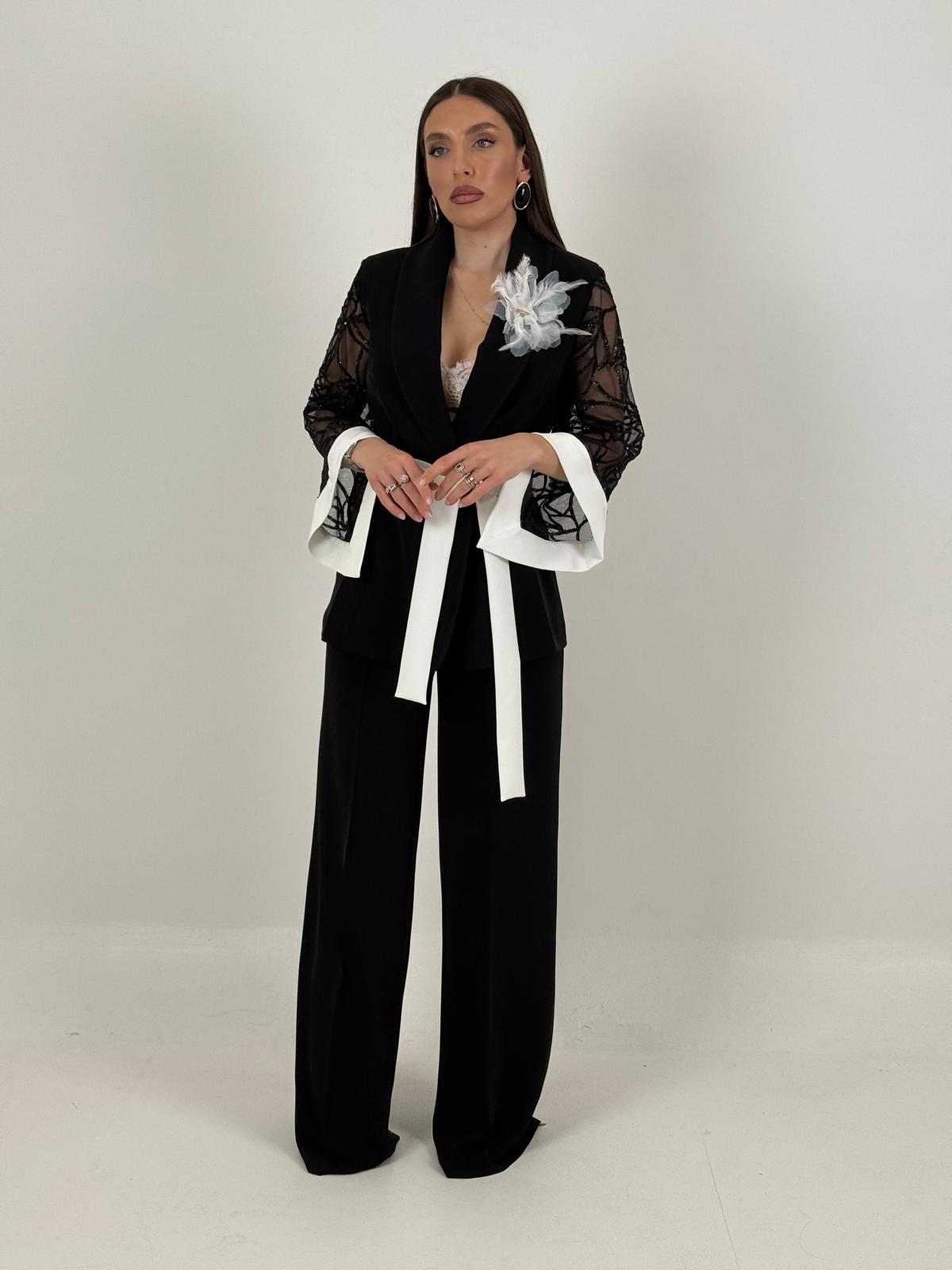 Tailleur PIPPI - Completo giacca con cintura e manica in pizzo e pantalone palazzo  - Tailleur sartoriale
