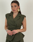 Tailleur armadillo- giacca con abbottonatura laterale e pantalone con elastico sul finale