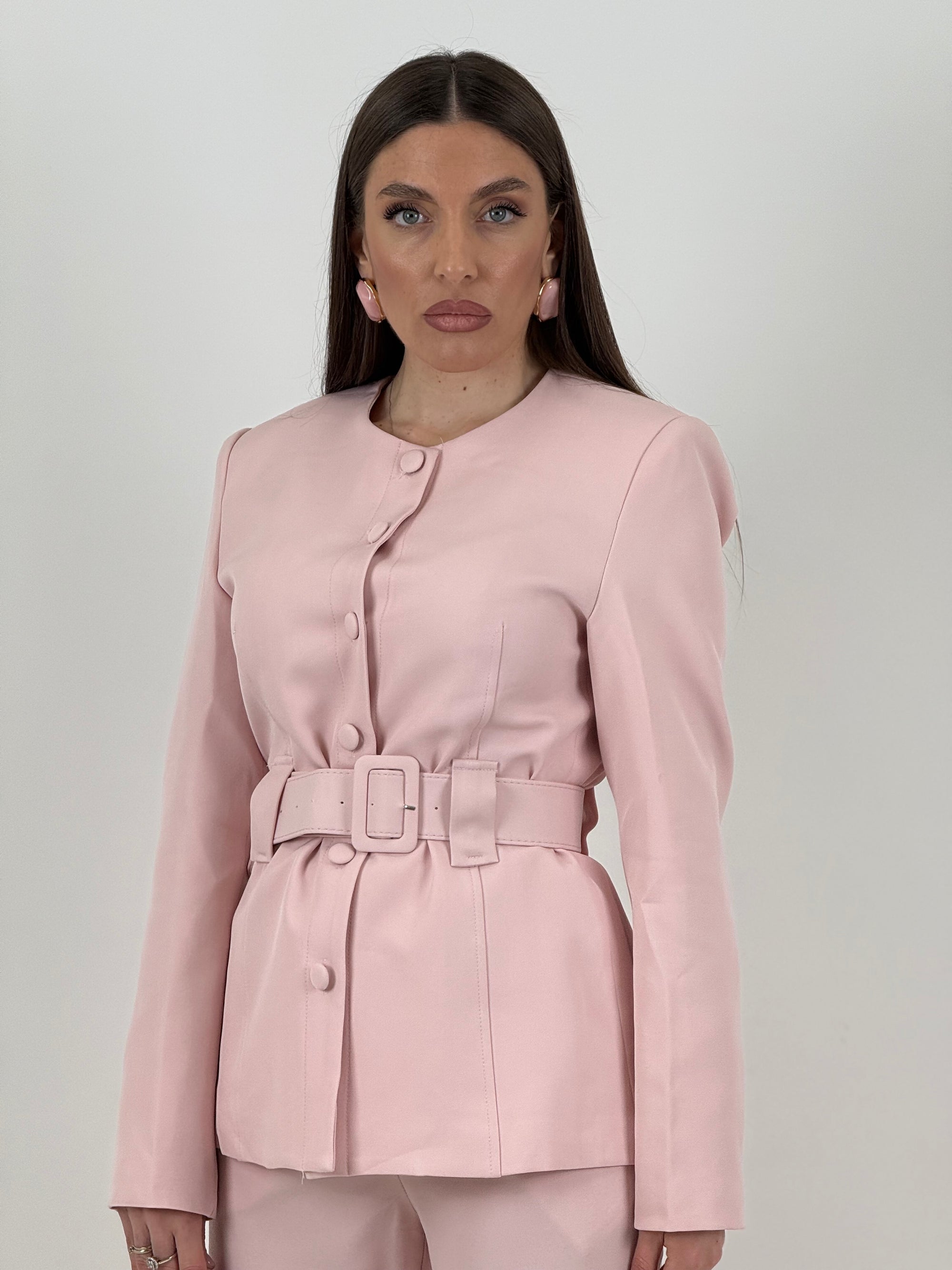 Tailleur LONDRA - Tailleur giacca lunga con cintura nel punto vita e bottoni rivestiti e pantaloni palazzo