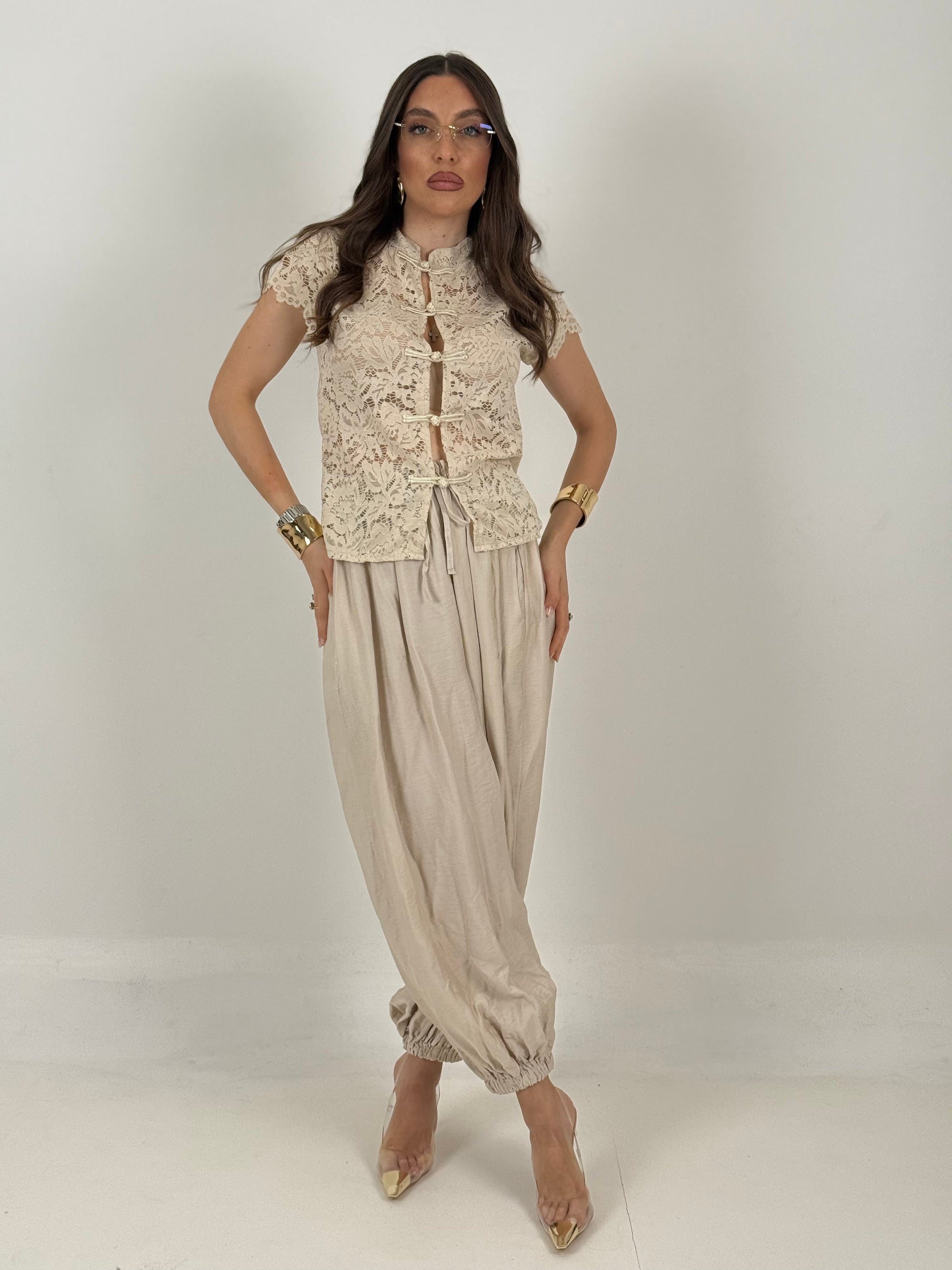 Tailleur INDONESIA - giacca in pizzo con chiusura con alamari e pantalone con elastico finale