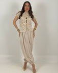 Tailleur INDONESIA - giacca in pizzo con chiusura con alamari e pantalone con elastico finale