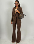 Tailleur RIGA - tailleur sartoriale giacca con cintura in vita e pantaloni a zampa
