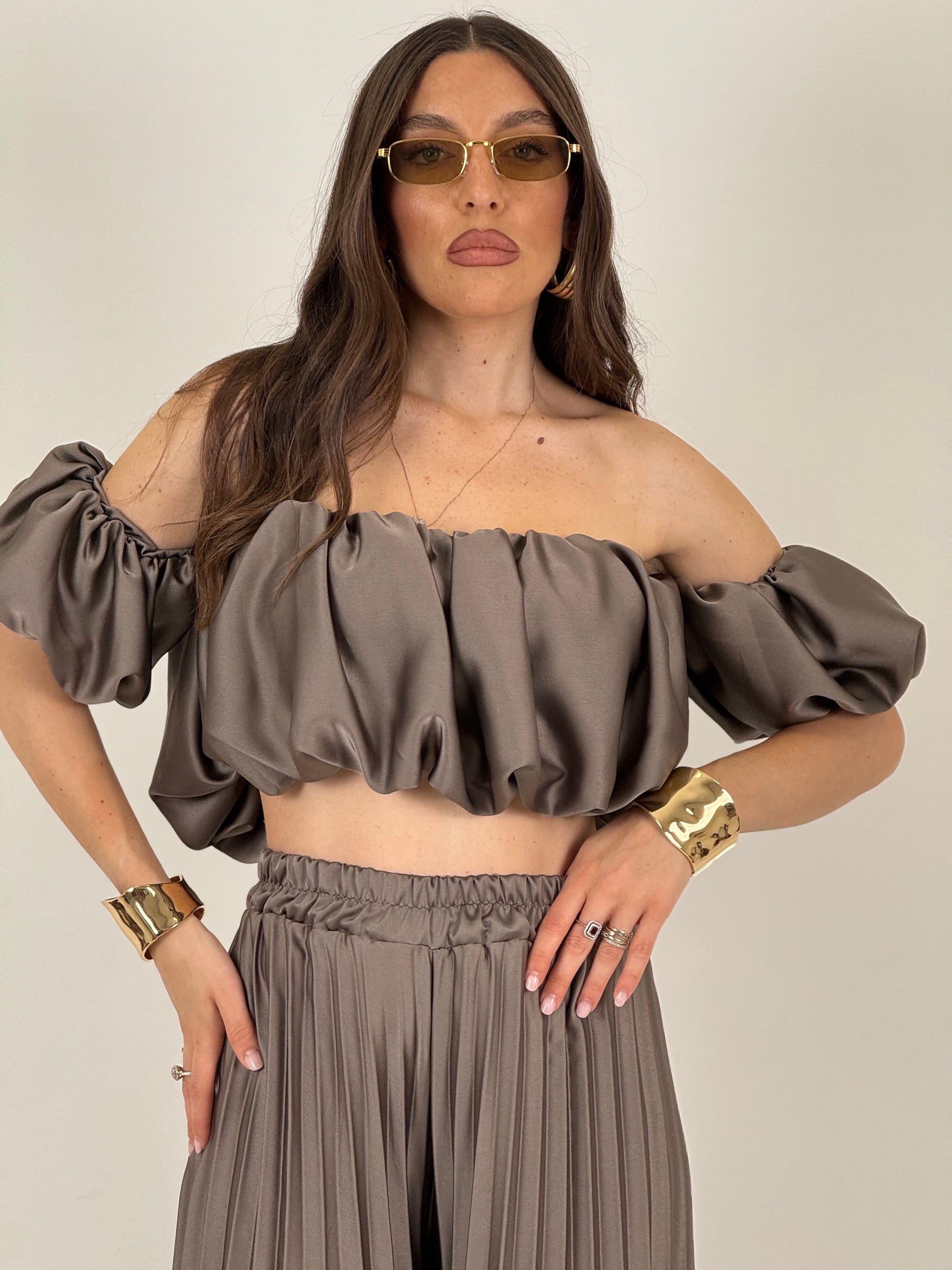 Cordset GIUGNO - completo in satin top a barca con pantalone plissettato effetto seta