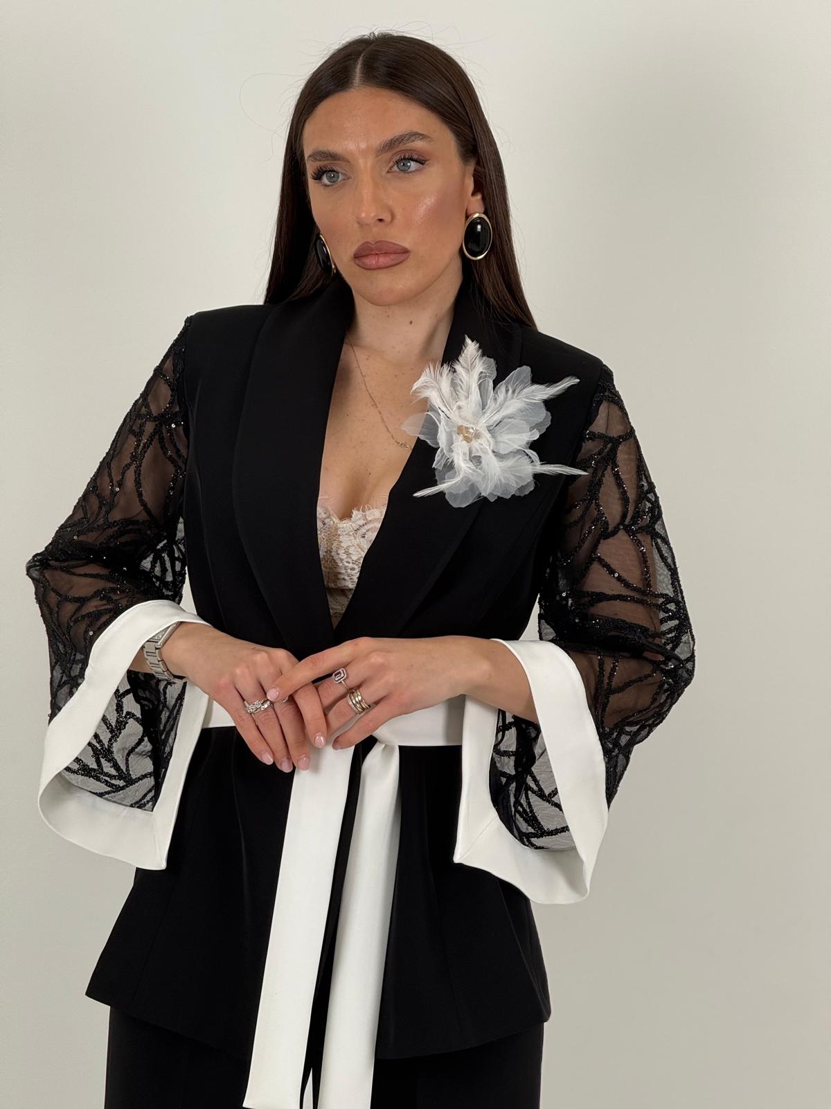 Tailleur PIPPI - Completo giacca con cintura e manica in pizzo e pantalone palazzo  - Tailleur sartoriale