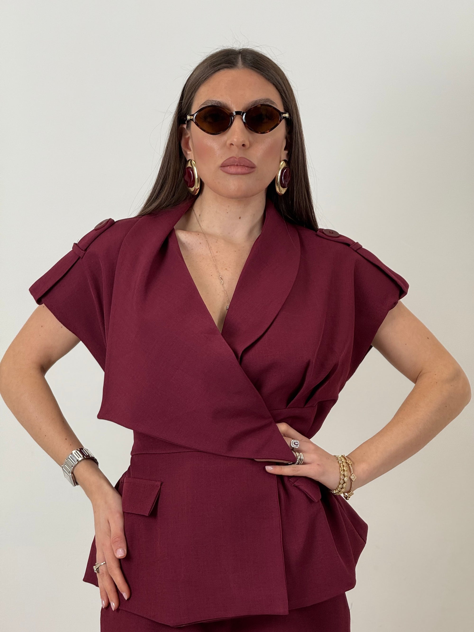 Tailleur SOPHIE - completo composto da giacca con spallina imbottita e laccio per regolarne il punto Vita e Pantalone Palazzo