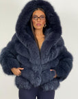 Pelliccia in volpe blu N206 con collo sciallato e mega cappuccio taglio orizzontale nuova