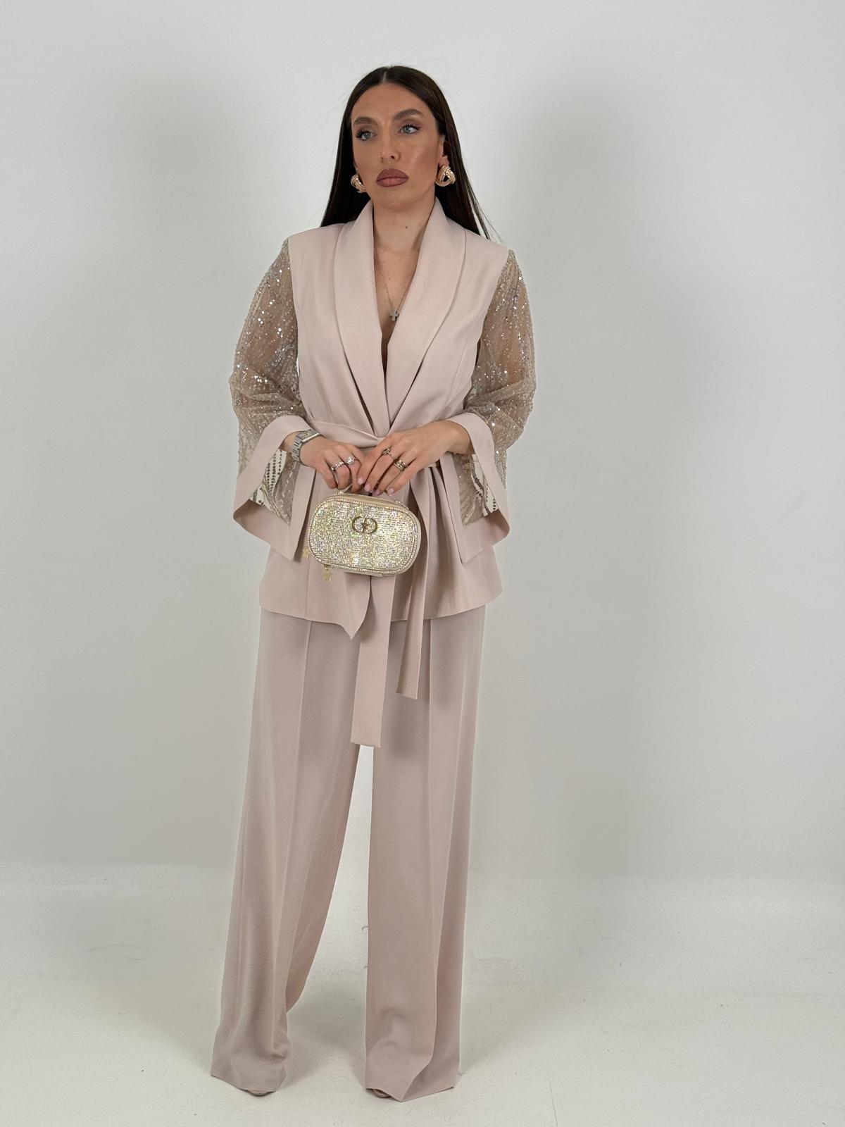 Tailleur PIPPI - Completo giacca con cintura e manica in pizzo e pantalone palazzo  - Tailleur sartoriale