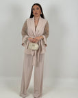 Tailleur PIPPI - Completo giacca con cintura e manica in pizzo e pantalone palazzo  - Tailleur sartoriale