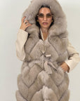 Pelliccia in volpe N31 - gilè in volpe con cappuccio e cintura in pelle - NUOVA