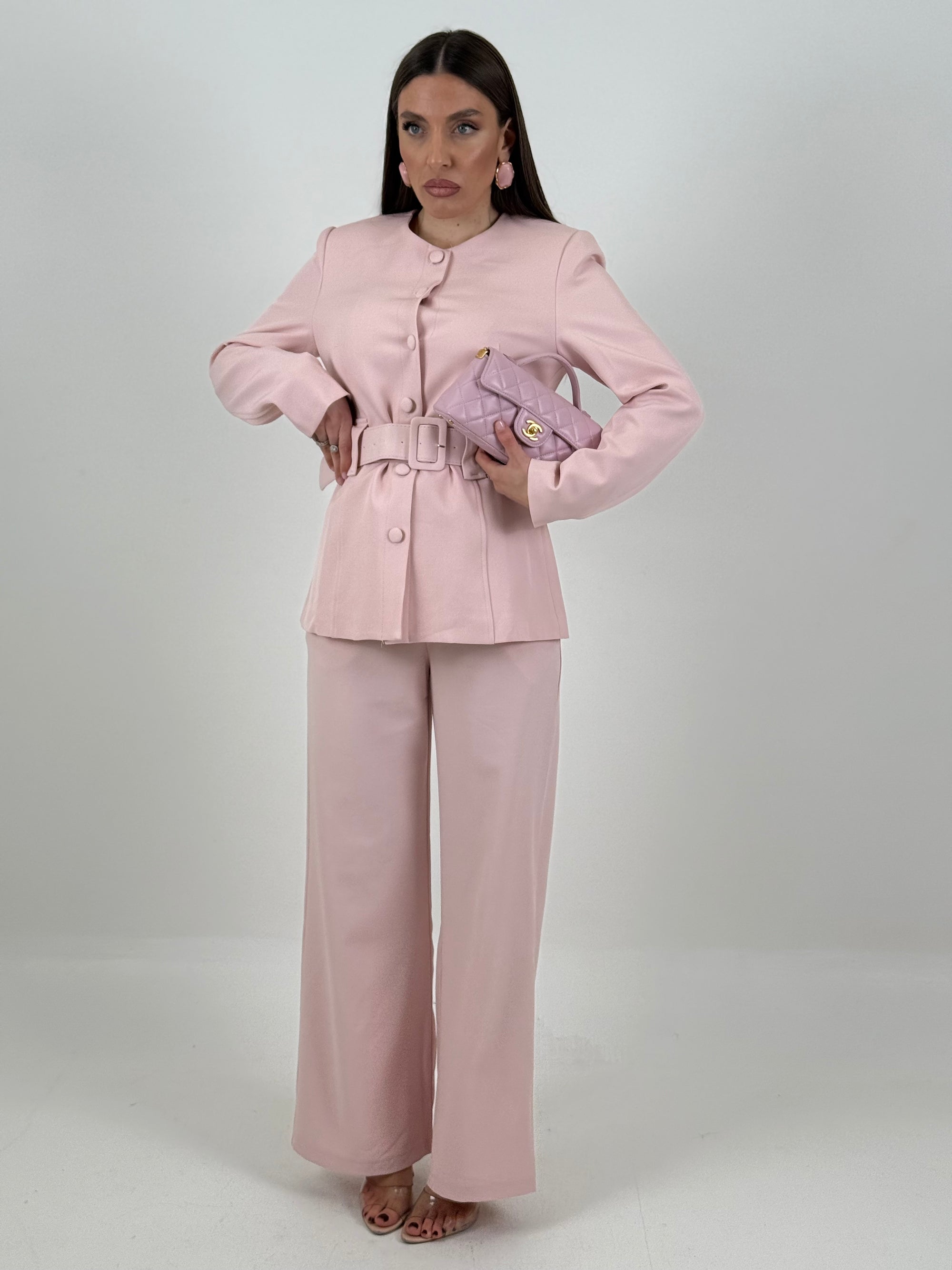 Tailleur LONDRA - Tailleur giacca lunga con cintura nel punto vita e bottoni rivestiti e pantaloni palazzo